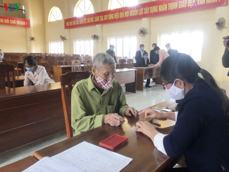 nguoi dan ha nam nhan tien ho tro do bi anh huong dich covid-19 hinh 1