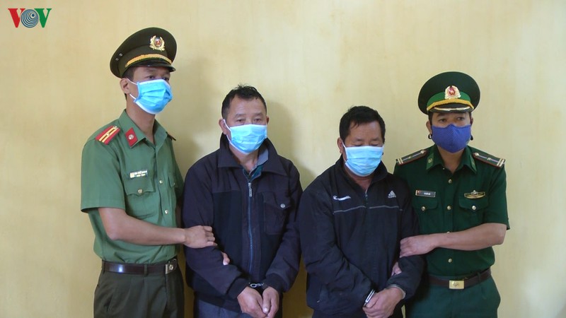 khoi to 2 doi tuong dua nguoi vuot bien trai phep sang trung quoc hinh 1