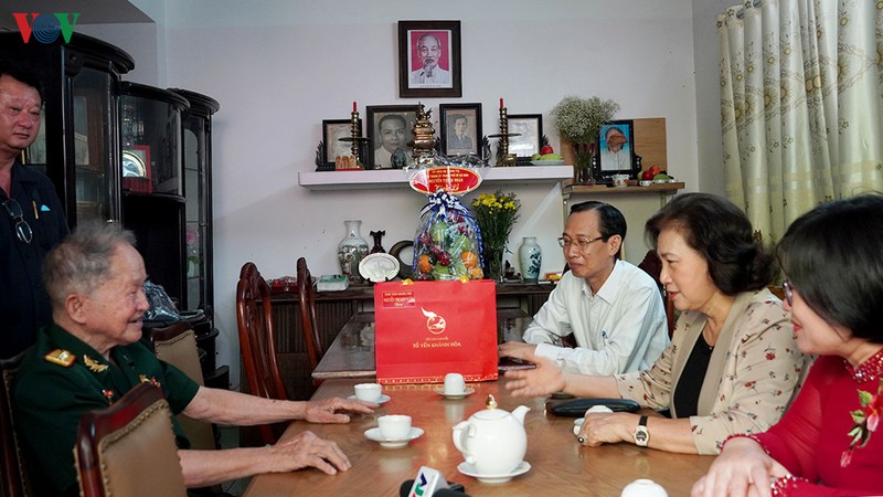 chu tich quoc hoi tham cac me viet nam anh hung tai tphcm         hinh 1