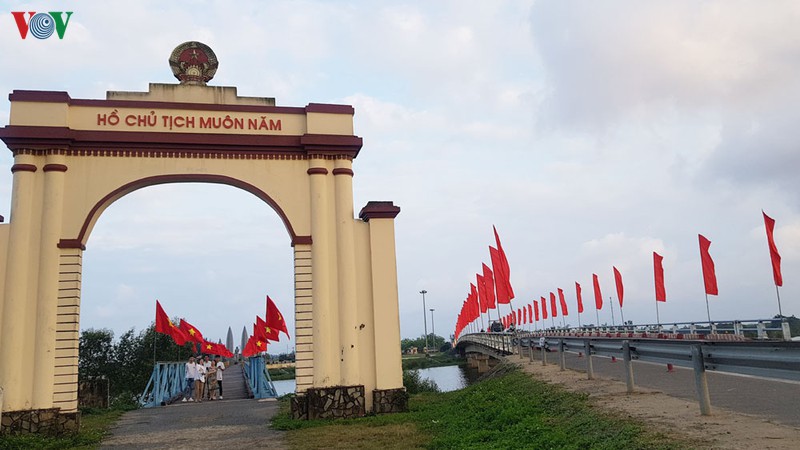 thieng lieng le thuong co thong nhat non song tai hien luong - ben hai hinh 3