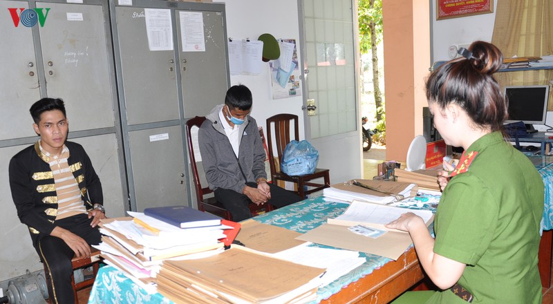 2 doi tuong rai to roi quang cao vay tien khong can the chap hinh 1