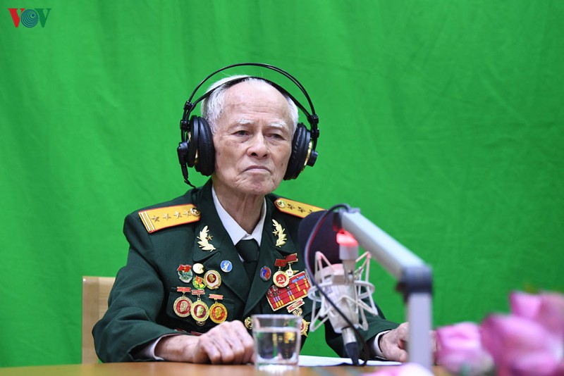 anh hung phung van khau bat khoc khi noi ve bac tren song vov hinh 2