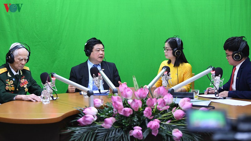 anh hung phung van khau bat khoc khi noi ve bac tren song vov hinh 1