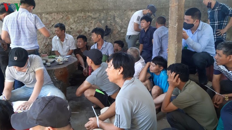 cong an dot kich soi ga "khung", hang chuc doi tuong thao chay hinh 1