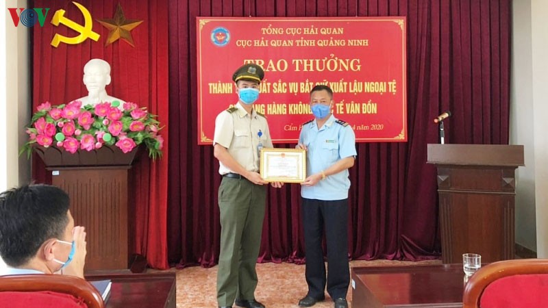 giau gan 75 trieu won trong hanh ly khi vao viet nam  hinh 1