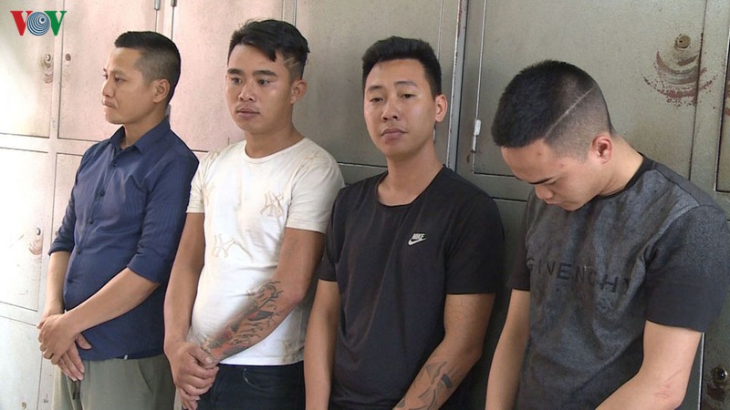 triet pha duong day mua ban, ep nhan vien phuc vu quan karaoke hinh 1