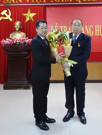 trao huy hieu 55 tuoi dang cho ong nguyen van chi hinh 2