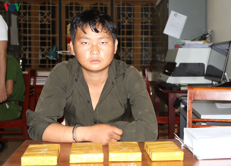 thanh nien 19 tuoi dung xe may cho 4 banh heroin di ban hinh 1