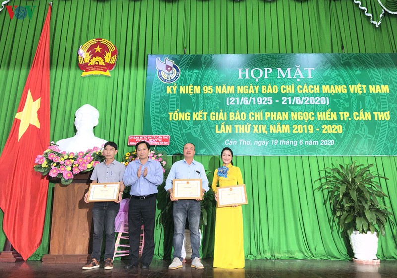 vov dbscl nhan giai i giai bao chi phan ngoc hien lan thu xiv hinh 1