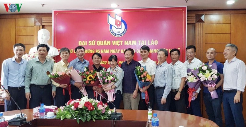dai su viet nam tai lao chuc mung cac co quan bao chi hinh 1