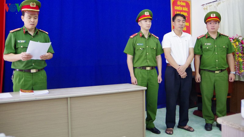 bat 2 can bo tai ha giang lien quan viec lam gia giay kham suc khoe  hinh 2