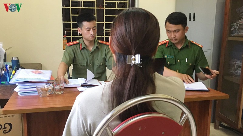 ​​dang clip nu sinh danh nhau len mang, bi cong an moi len lam viec hinh 1