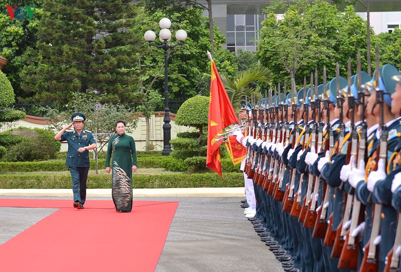chu tich quoc hoi tham, lam viec tai quan chung phong khong-khong quan hinh 2