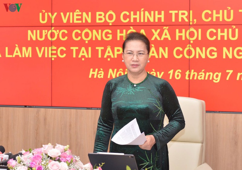 chu tich quoc hoi lam viec voi tap doan viettel hinh 2