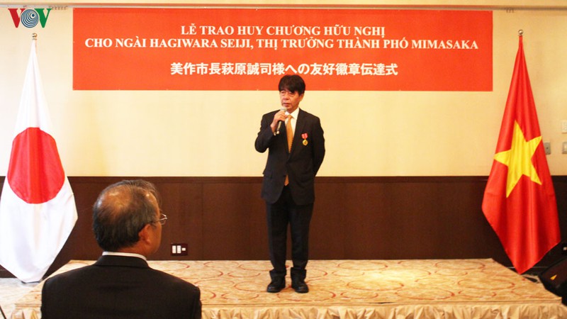 viet nam trao huy chuong huu nghi cho thi truong mimasaka, nhat ban hinh 2
