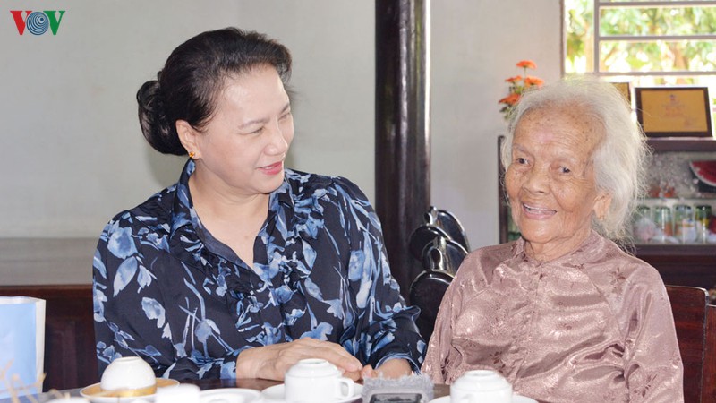 chu tich quoc hoi tang qua gia dinh chinh sach o ba ria-vung tau hinh 1