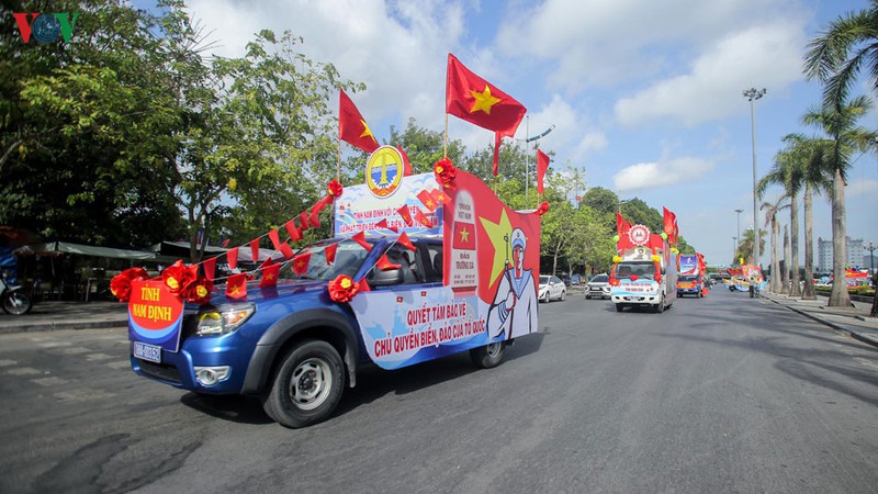 trao tang 2000 la co to quoc cho ngu dan thanh hoa hinh 1