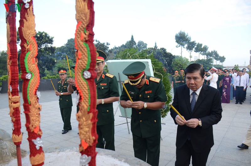 lanh dao tphcm dang huong tuong niem cac anh hung liet si hinh 2
