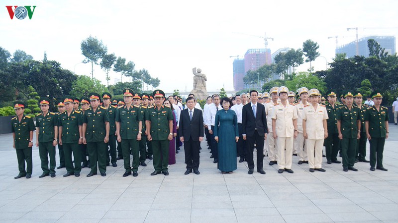 lanh dao tphcm dang huong tuong niem cac anh hung liet si hinh 1