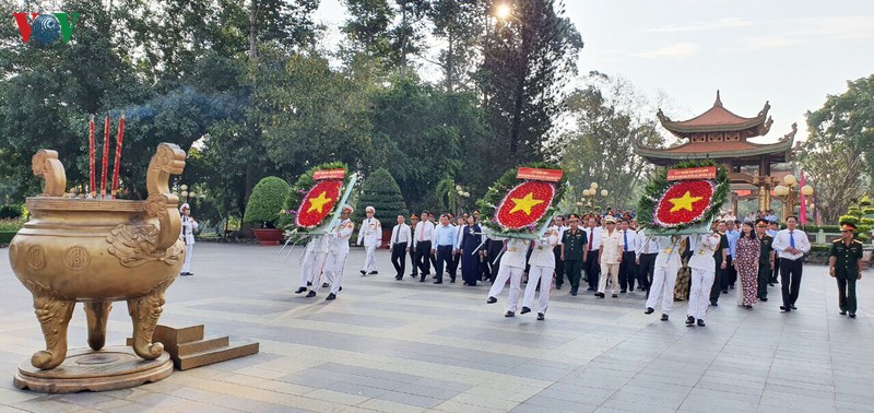 lanh dao tphcm dang huong tuong niem cac anh hung liet si hinh 3