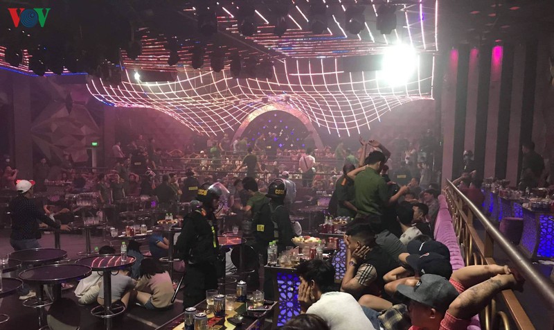  vu gan 100 doi tuong "phe" ma tuy trong quan bar: tam giam 4 doi tuong hinh 1