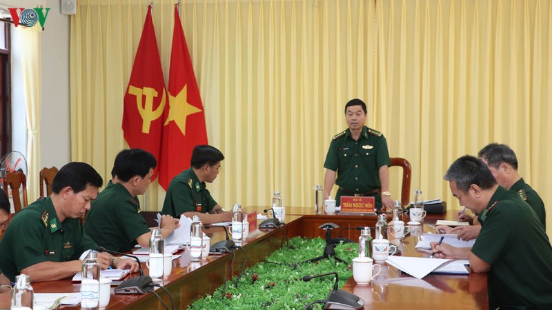 nong 24h: bat giu hang tram nguoi xuat, nhap canh trai phep hinh 1