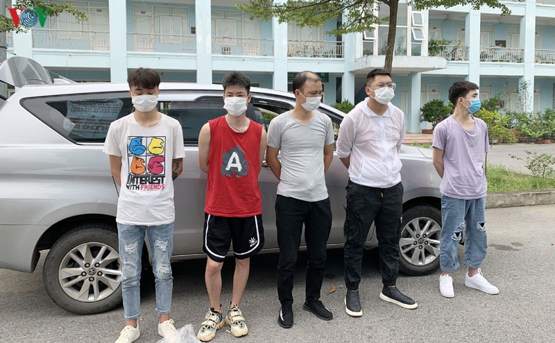 nong 24h: bat giu hang tram nguoi xuat, nhap canh trai phep hinh 4