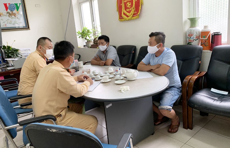 nong 24h: bat giu hang tram nguoi xuat, nhap canh trai phep hinh 3