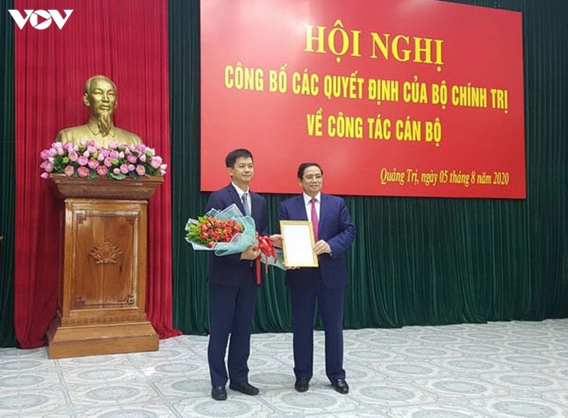trao quyet dinh thu truong bo vh-tt&dl lam bi thu tinh uy quang tri hinh 1