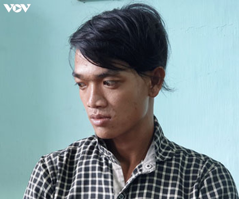 nguoi phu nu bi cuop trum kin mat, dam nhieu nhat vao nguoi hinh 1