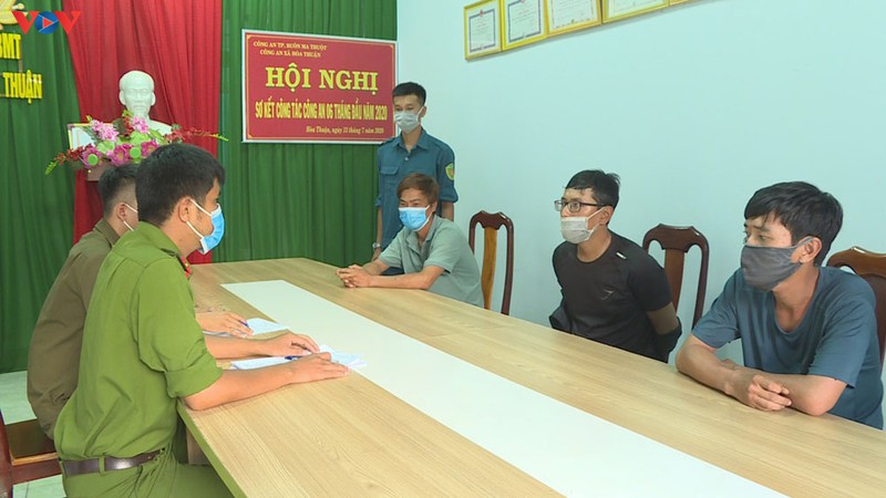 mua ma tuy ve chia nho ban cho con nghien hinh 1