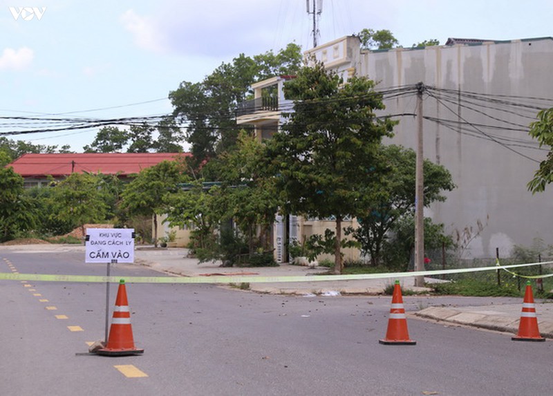 phong toa khu dan cu sau khi phat hien 2 ca mac covid-19 o quang tri hinh 2
