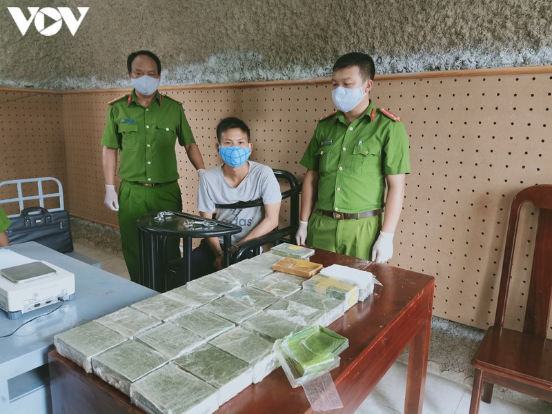 đối tượng vận chuyển ma túy bị bắt cùng khẩu súng đạn đã lên nòng hình 1 doi tuong van chuyen ma tuy bi bat cung khau sung dan da len nong hinh 1