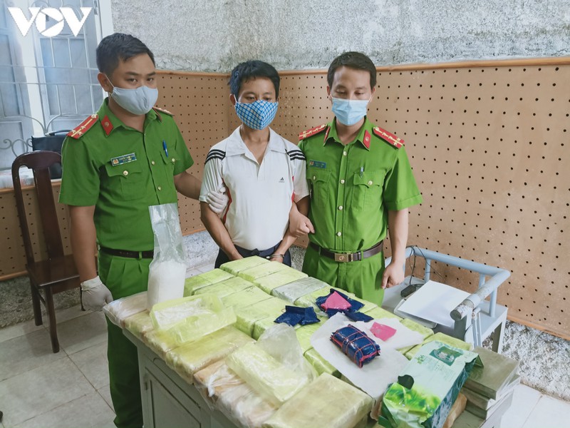 đối tượng vận chuyển ma túy bị bắt cùng khẩu súng đạn đã lên nòng hình 2 doi tuong van chuyen ma tuy bi bat cung khau sung dan da len nong hinh 2