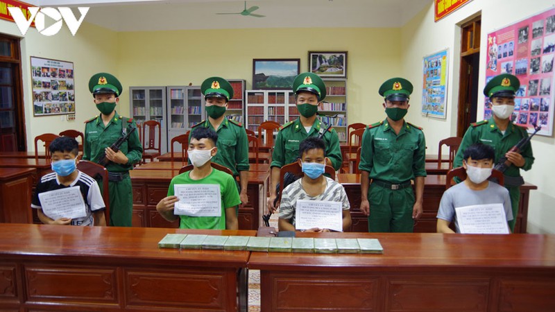 4 doi tuong nguoi lao mang 10 banh heroin vao viet nam hinh 1