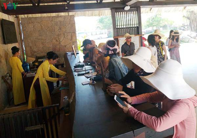 khanh hoa: doanh nghiep du lich gong minh vuot kho hinh 2