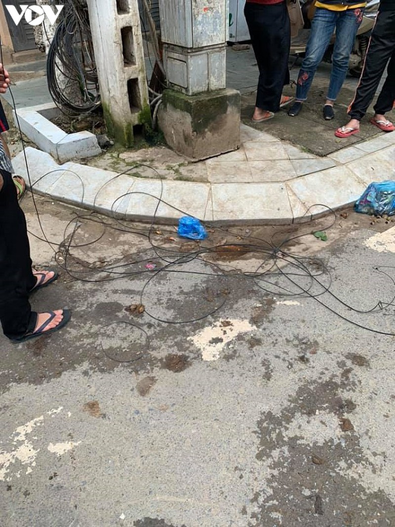 bi day cap vien thong siet vao co, 2 nguoi nga nhao xuong duong hinh 1