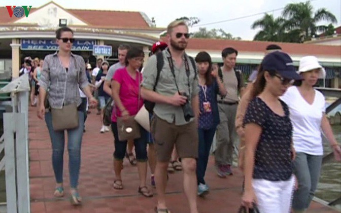 tien giang va ben tre dong khach tham quan du lich ngay mung 2 tet hinh 2