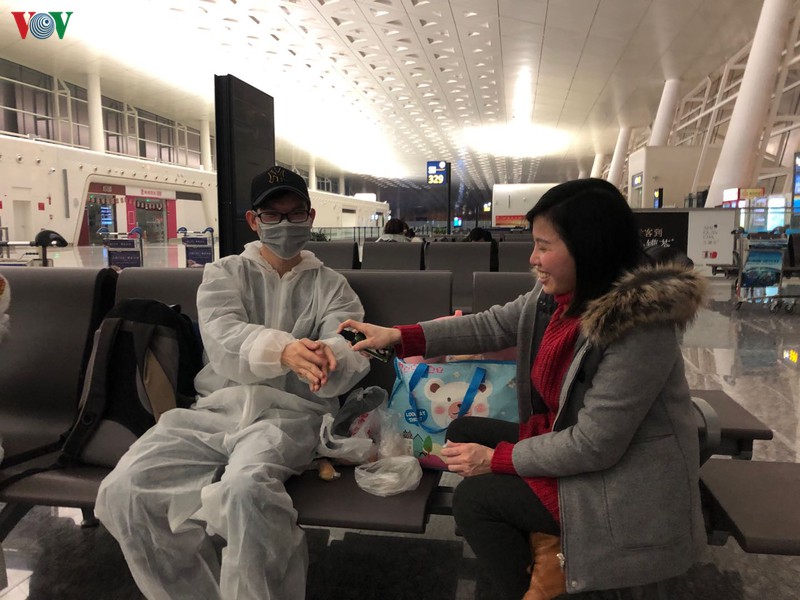 nhung hinh anh cong dan viet nam o vu han truoc khi ve nuoc hinh 5