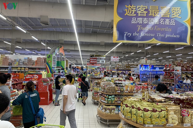 nguoi dan bangkok do xo tich tru hang truoc lenh dong trung tam thuong mai hinh 10