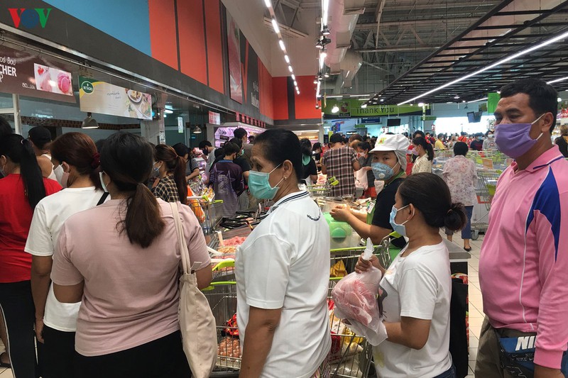 nguoi dan bangkok do xo tich tru hang truoc lenh dong trung tam thuong mai hinh 4
