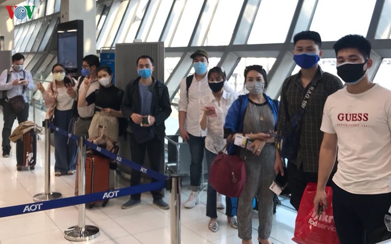 ho tro 16 cong dan viet nam bi ket tai san bay thai lan ve nuoc hinh 1