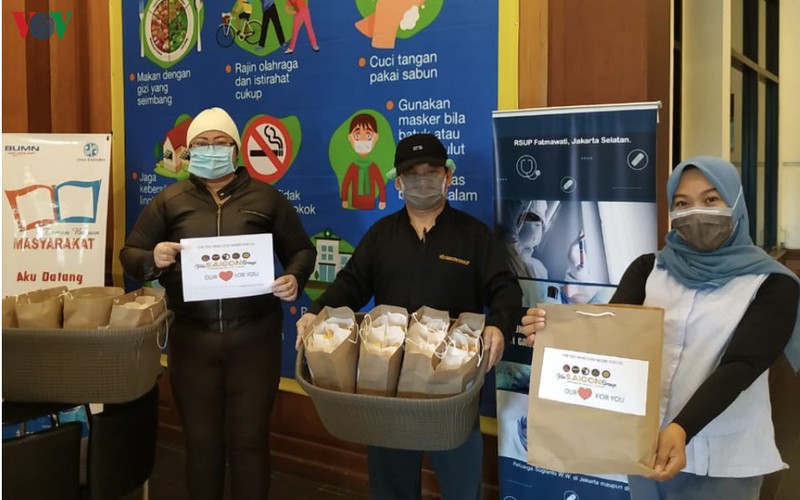banh mi viet nam danh tang cac bac si chong covid-19 tai indonesia hinh 1