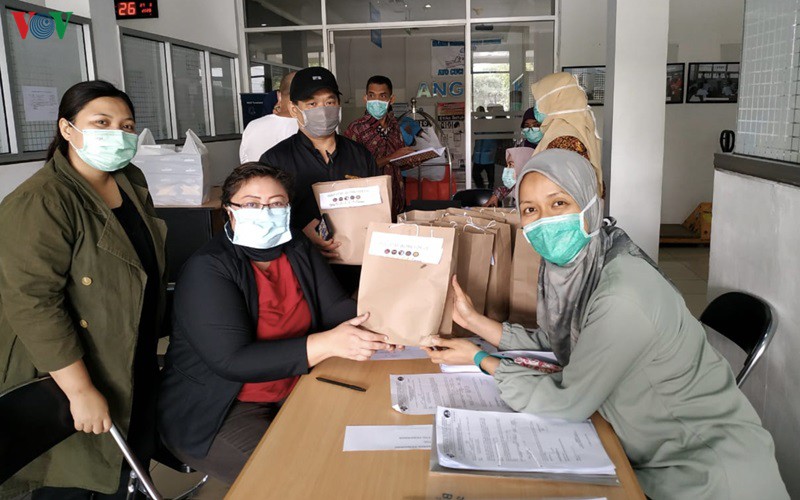 banh mi viet nam danh tang cac bac si chong covid-19 tai indonesia hinh 2