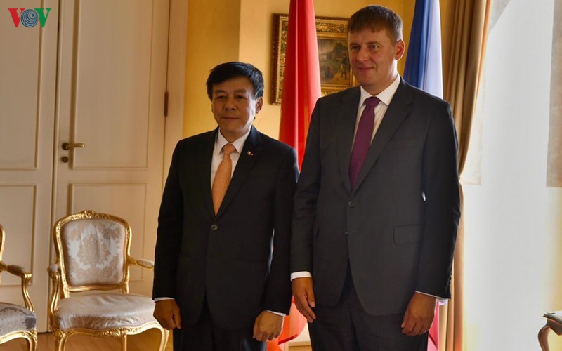 dai su viet nam gap go lanh dao cap cao cong hoa sec hinh 3