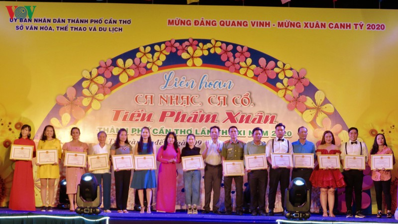 can tho: be mac lien hoan "ca nhac, ca co, tieu pham xuan" nam 2020 hinh 2