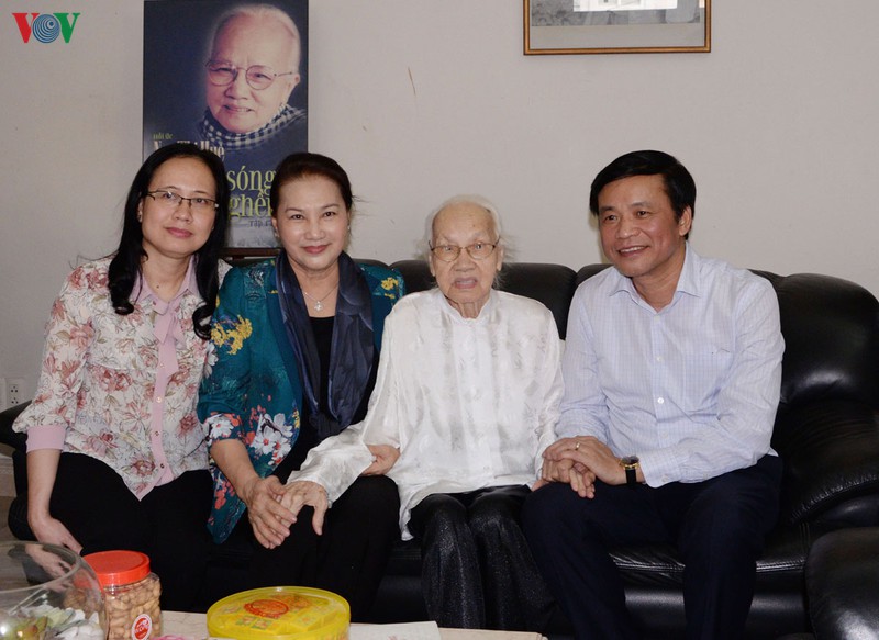 chu tich quoc hoi tham gia dinh cac vi nguyen lanh dao dang, nha nuoc hinh 2