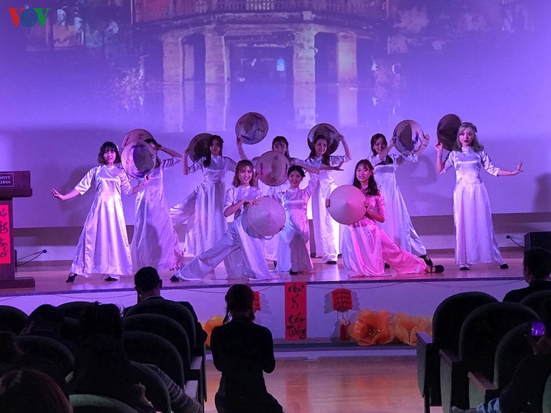 sinh vien viet nam tai nga chung vui don tet co truyen hinh 3