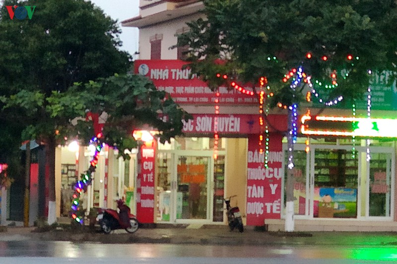 lai chau chay hang khau trang y te, nguoi dan xon xao lo lang hinh 1