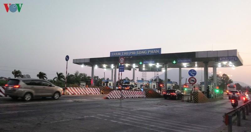 un tac nghiem trong quoc lo 1a, tram thu phi song phan xa tram hinh 2